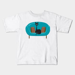 Retro Kitty Sitting on a Mid Century Sofa Kids T-Shirt